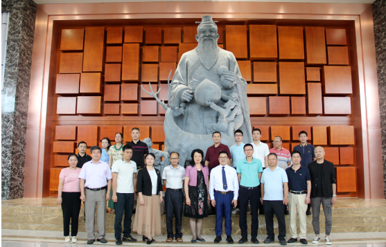 衍生動態(tài)丨廣東省揭陽市政協(xié)副主席吳少珍一行蒞臨衍生健康醫(yī)藥產(chǎn)業(yè)園參觀調(diào)